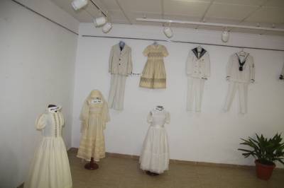Xilxes inaugura una exposición de vestidos de comunión de los años 60