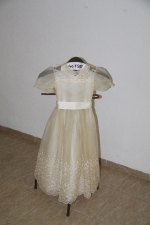Xilxes inaugura una exposición de vestidos de comunión de los años 60 