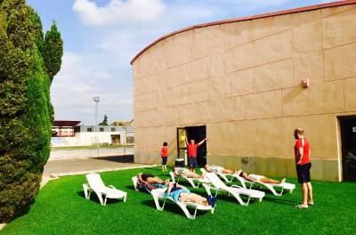 Los usuarios de la piscina cubierta cuentan con un solarium