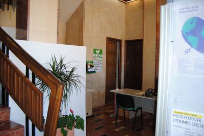 Vila-real instal·la tres desfibril·ladors externs semiautomàtics a les dependències municipals i forma els funcionaris per al seu ús