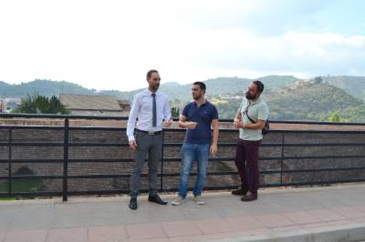 Los alumnos de jardinería del taller de empleo T'Avalem adecuan y limpian el entorno del Acueducto de la Vall d'Uixó