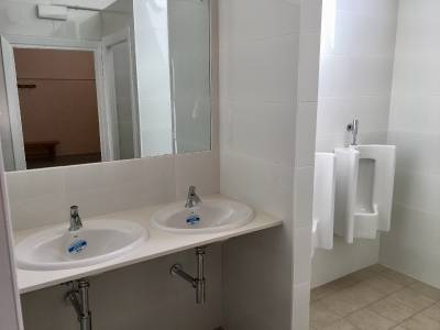 L'Ajuntament completa la remodelació dels vestidors del poliesportiu