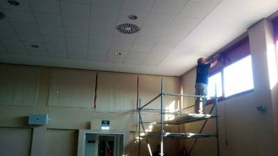 Últiman las obras del nuevo escenario del salón de actos del Centre FPA Paulo Freire