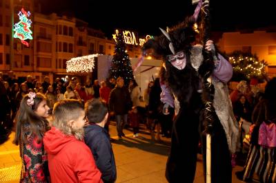 Onda se adentra en el ambiente navideño con el encendido de luces y el Mercat de Nadal