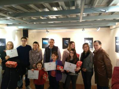 Almenara entrega los premios del concurso escolar de postales navideñas
