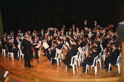 LA AGRUPACIÓ MUSICAL L'ALCALATÉN LLENA EL AUDITORIO DE L'ALCORA EN SU CONCERT DE NADAL