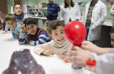 Escolares de Infantil del CEIP Jaume I de Nules han disfrutado de una jornada diferente y enriquecedora, con experimentos, cuentacuentos, juegos, arte… y paje real