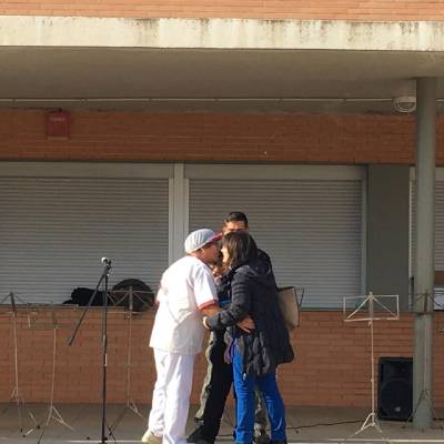Cabanes ret homenatge a la cuinara del centre escolar després de 44 anys de servei a tots els xiquets i xiquetes del poble