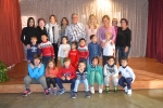 Los niños de la Escola de Nadal participan en el taller de  manualidades del Centro Integral de Mayores
