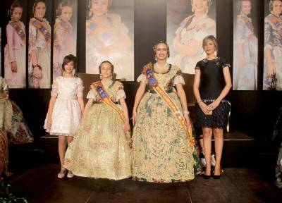 El Centre Espanya exaltó a Paula Llorca y Julia Albert como sus Falleras Mayores 2017.