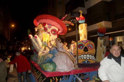 La Falla del Barri València logra doblete en la Cavalcada del Ninot con primer premio en carroza y ninot