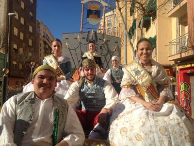 La reina de las fiestas de Oropesa del Mar y sus damas desfilan en el Pregó de Magdalena