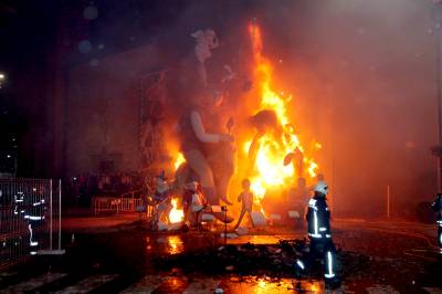 El fuego consume las Fallas de 2017