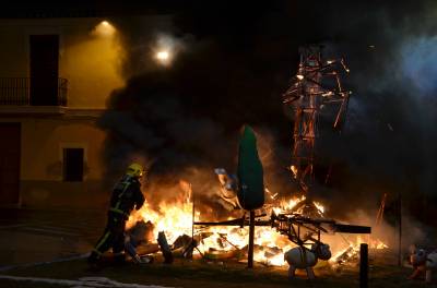El fuego reduce a cenizas las fallas de La Vall