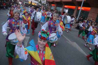 El desfile del FAMM cautiva al numeroso público que abarrotó las calles