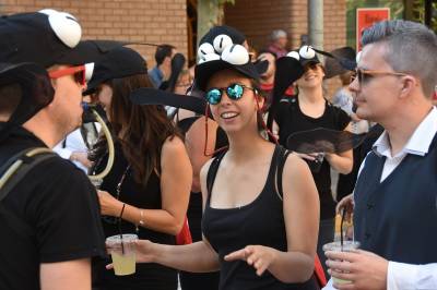 La cabalgata de fiestas llena las calles de Vila-real de colorido y crítica local