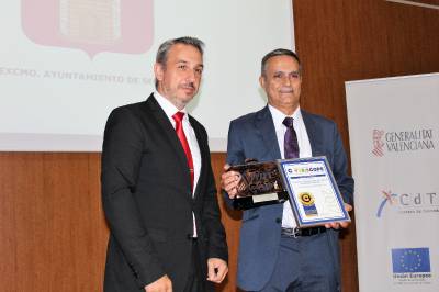 El Alcalde de Segorbe entrega un premio de turismo a nivel provincial