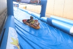 El tobogán acuático refresa el primer fin de semana de fiestas