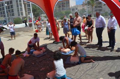En Oropesa del Mar se forma a los bañistas para evitar ahogos y otros accidentes en la playa