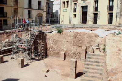 L'Ajuntament inicia la reconstrucció d'un dels murs de la plaça de la Sinagoga