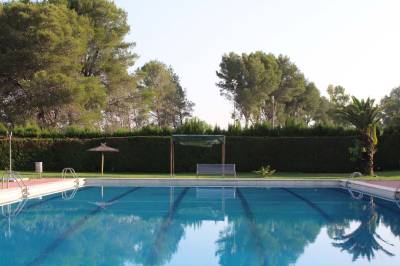 El Ayuntamiento de Les Coves de Vinromà habilita nuevas zonas de sombra en la piscina municipal