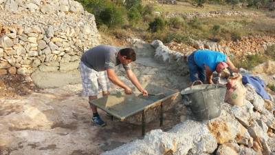 Las altas temperaturas obligan a los cazadores a triplicar el gasto de agua para rellenar bebedores y balsas en los cotos