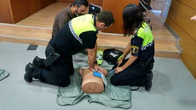 Personal del Ayuntamiento de Xilxes y la Policía Local realizan un curso de manejo de desfibrilador