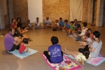 Els xiquets i xiquetes 'conviuen' amb el ioga a Vilafamés