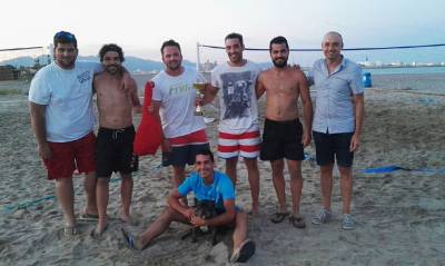 Peñas y collas compiten en el 'Torneig de 12 Hores de Vòlei Platja' de Almassora
