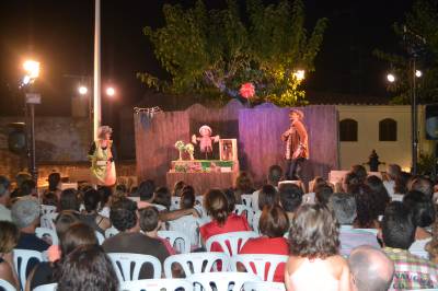 Los niños de Oropesa del Mar disfrutan de ‘El huerto de los Pitrocs’ en la plaza de la Iglesia
