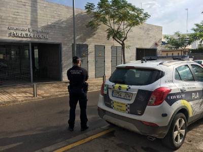 La Policia Local localitza a dos persones que han punxat rodes de vehicles