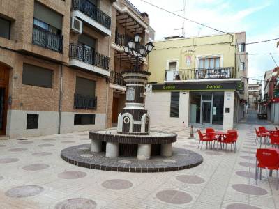 Almenara actua en la Plaça de La Font per a recuperar el seu estat original
