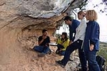 Es restauren les pintures rupestres de la Cova del Roure de Morella la Vella