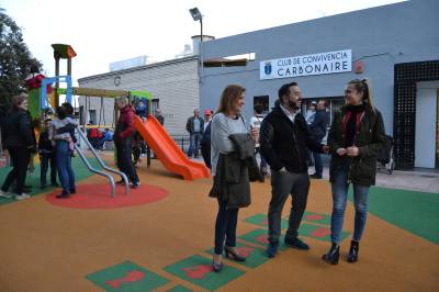 El Carbonaire disfruta de la nueva zona de juegos de la plaza 9 d’Octubre