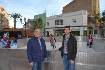 Los vecinos de Oropesa del Mar podrán disfrutar hasta el día 7 de la pista de patinaje de la plaza Mayor