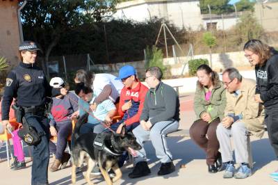 La Unitat Canina de la Policia Local de Castelló visita centres socials i educatius