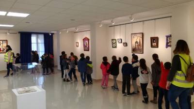 Julio Salvatierra en la sala de exposiciones de la Caja Rural de Onda
