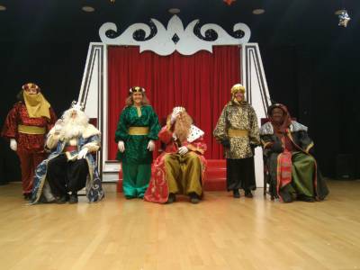 Los Reyes Magos desfilan a caballo por Almenara