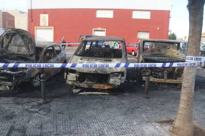 Calcinan cuatro vehiculos y buscan si el fuego fue intencionado