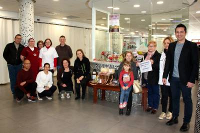 Els comerciants del Mercat Central premien la fidelitat dels clients amb un lot valorat en 200 euros