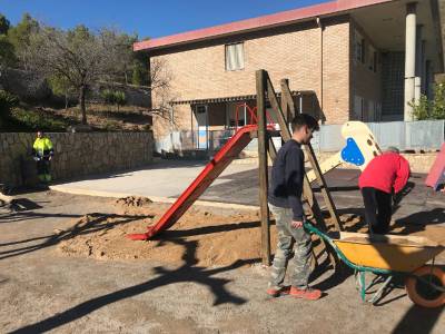 L’Ajuntament d’Alfondeguilla realiza treballs de manteniment en el parc d’infantil del CEIP Castro
