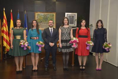 El alcalde anuncia el nombramiento de Cristina Pesudo como reina de las fiestas 2018, junto a sus damas Gemma Font, Gloria Manrique, Andrea Ayn y Lydia Estepa