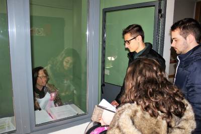 Cerca de 100 estudiantes de Borriana tramitan el bono del Bus a la UJI en el inicio del nuevo año
