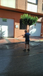 Almenara neteja en profunditat els carrers després de les festes