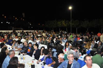 Más de medio millar de vecinos de Les Useres participan en la cena de ‘tombet’ que abrió la ‘Festa de la Figa’