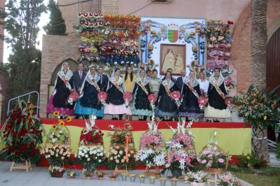 La patrona de Les Alqueries rep l'ofrena floral dels veïns del municipi