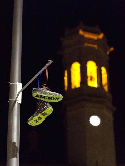 Elixir Creativo sorprende con un “shoefiti” de 1.000 zapatillas por las calles de Borriana