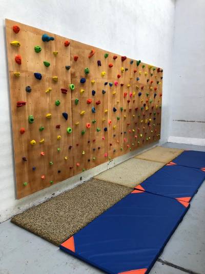 Xilxes mejora el Polideportivo Municipal con la instalación de un rocódromo