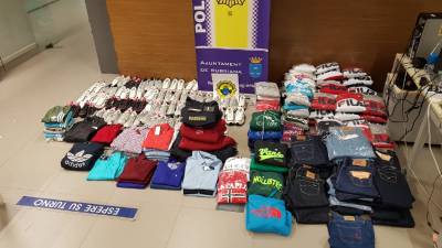 La Policía Local de Borriana se incauta de cientos de prendas falsificadas para su venta en la Fira del Ecce Homo