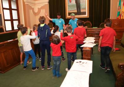 Filles i fills del personal municipal utilitzen el servei de 'ludoteca' del Saló de Plens